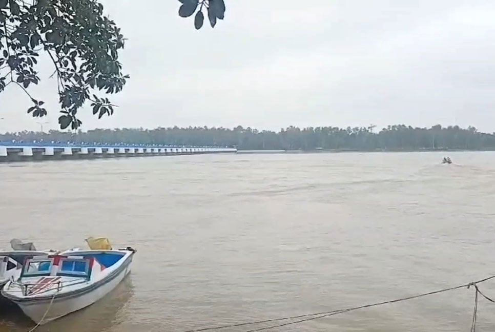 তিস্তার পানি বিপৎসীমা ছুঁই ছুঁই, খুলে দেওয়া হলো ৪৪ জলকপাট