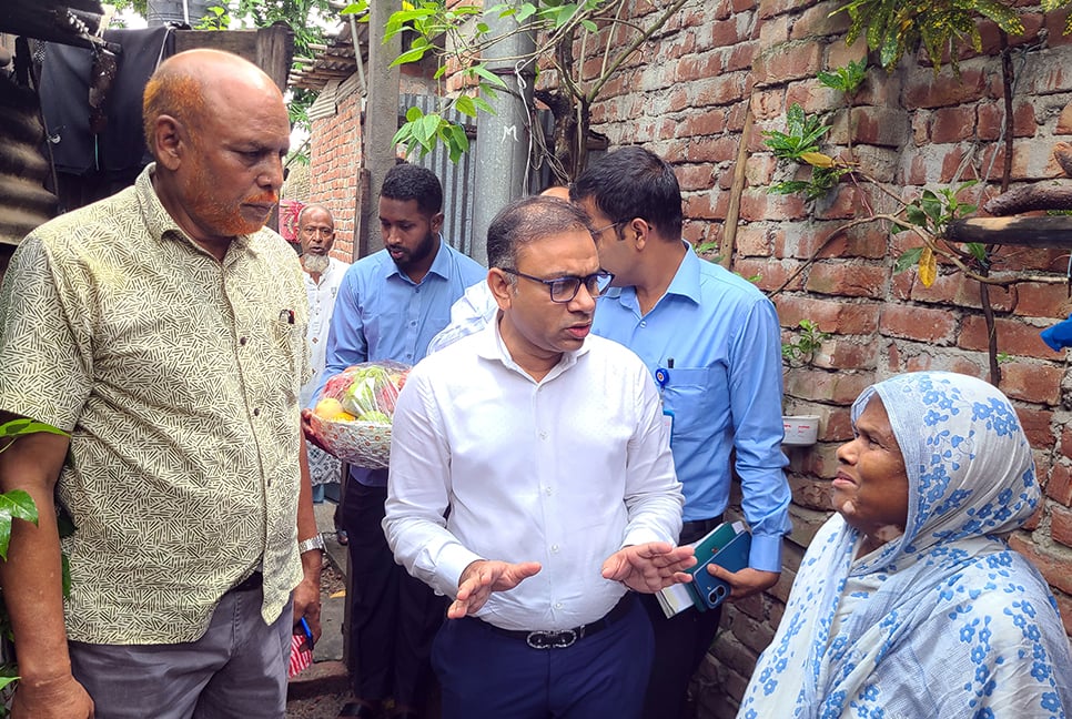 বৈষম্যবিরোধী আন্দোলনে শহীদ পরিবারের পাশে রংপুরের ডিসি