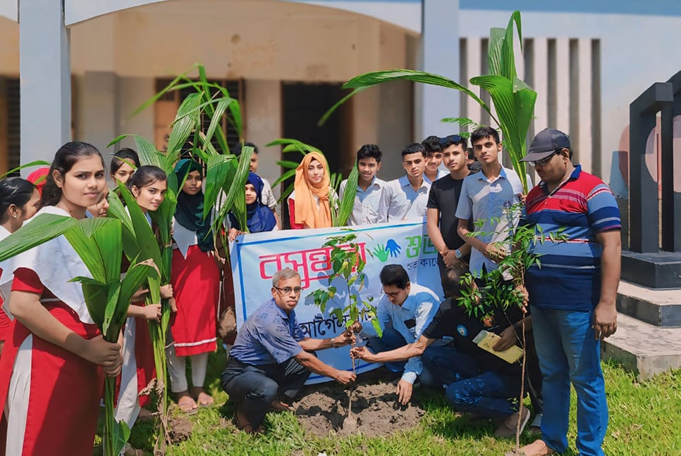 শহীদদের স্মরণে আগৈলঝাড়ায় বসুন্ধরা শুভসংঘের বৃক্ষরোপণ