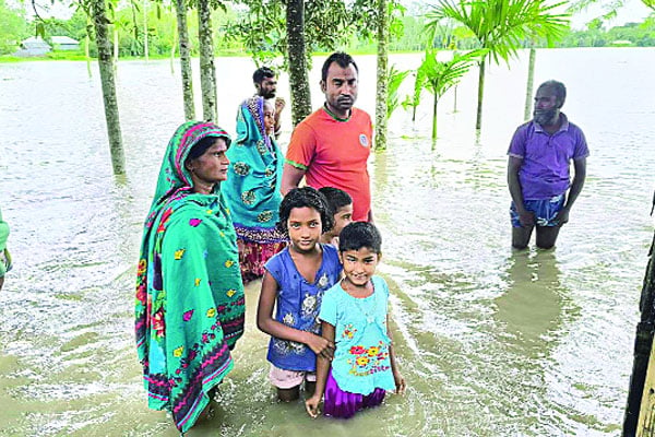 তীব্র গতিতে বাড়ছে পানি