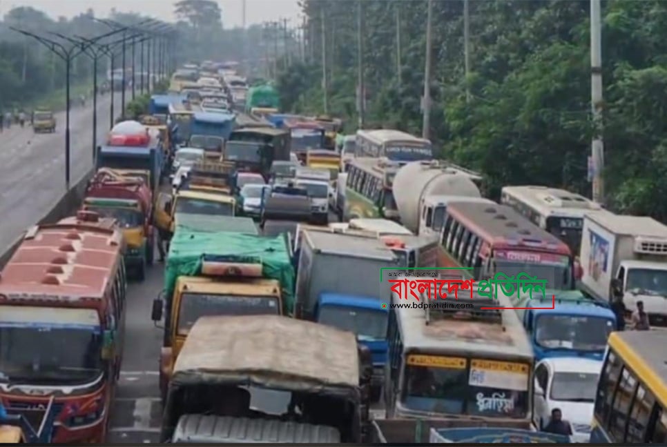 আশুলিয়ায় শ্রমিকদের সড়ক অবরোধ, ২০ কিলোমিটার যানজটে দুর্ভোগ চরমে