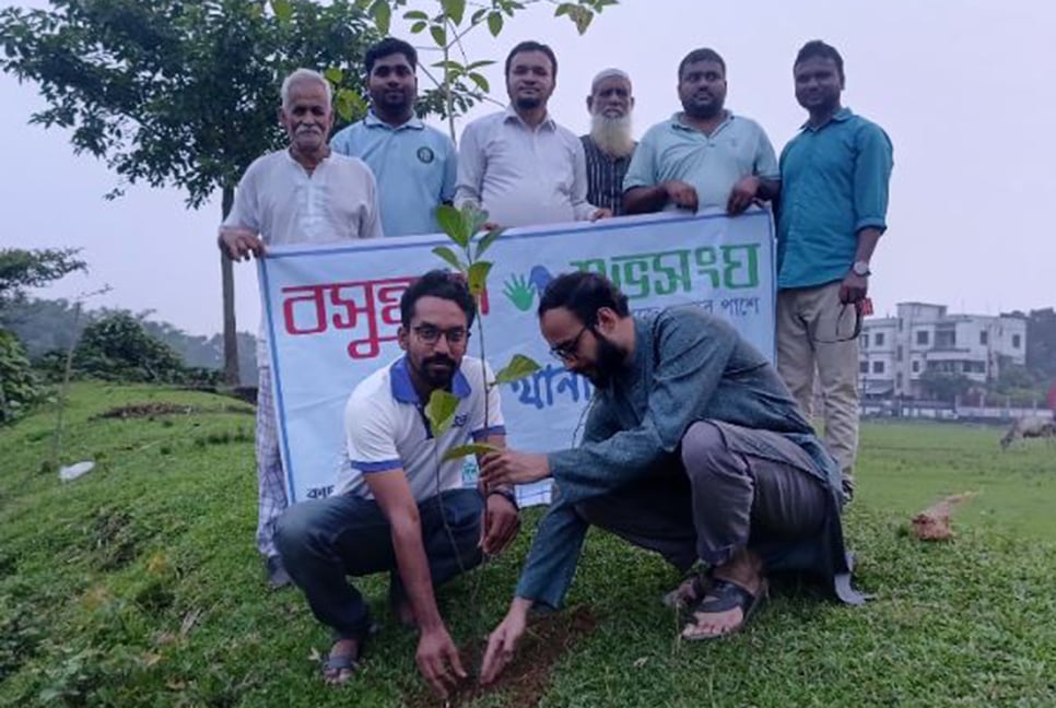 দুর্গাপুরে শহীদদের স্মরণে বসুন্ধরা শুভসংঘের বৃক্ষরোপণ কর্মসূচি

