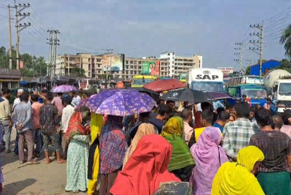 বকেয়া বেতন দাবি : পোশাক শ্রমিকদের ঢাকা-টাঙ্গাইল মহাসড়ক অবরোধ