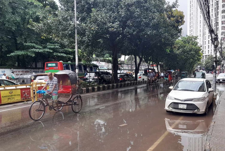 টানা বৃষ্টিতে রাজধানীতে জলাবদ্ধতা, ভোগান্তি চরমে