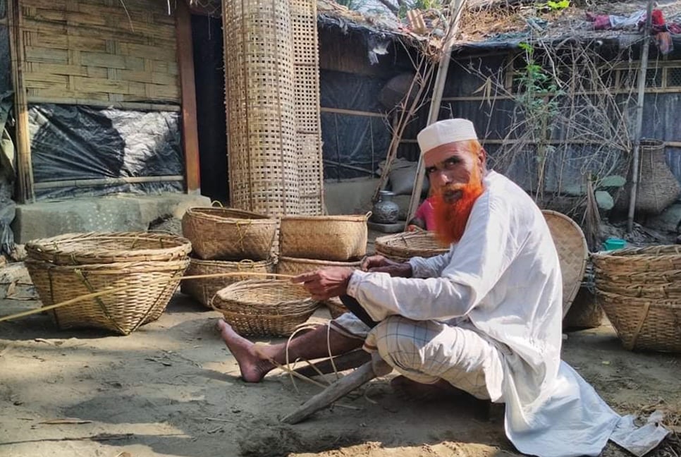 হস্তশিল্পে ৫০ বছর পার করেছেন কুতুবদিয়ার বদিউল আলম