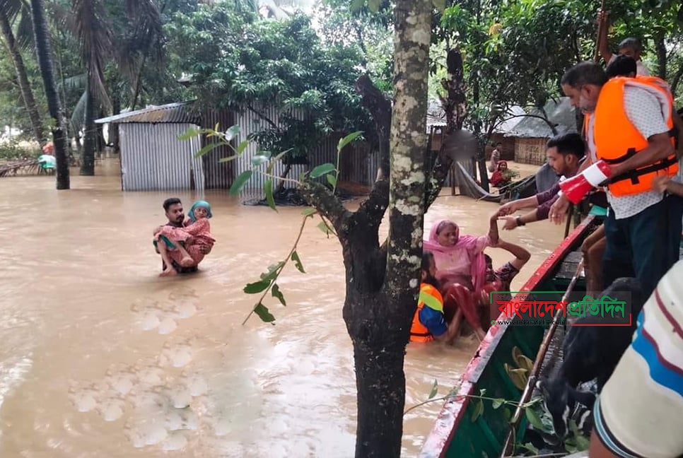 বৃষ্টি-পাহাড়ি ঢলে প্লাবিত হালুয়াঘাট পৌর শহর, আশ্রয়কেন্দ্রে ছুটছে মানুষ