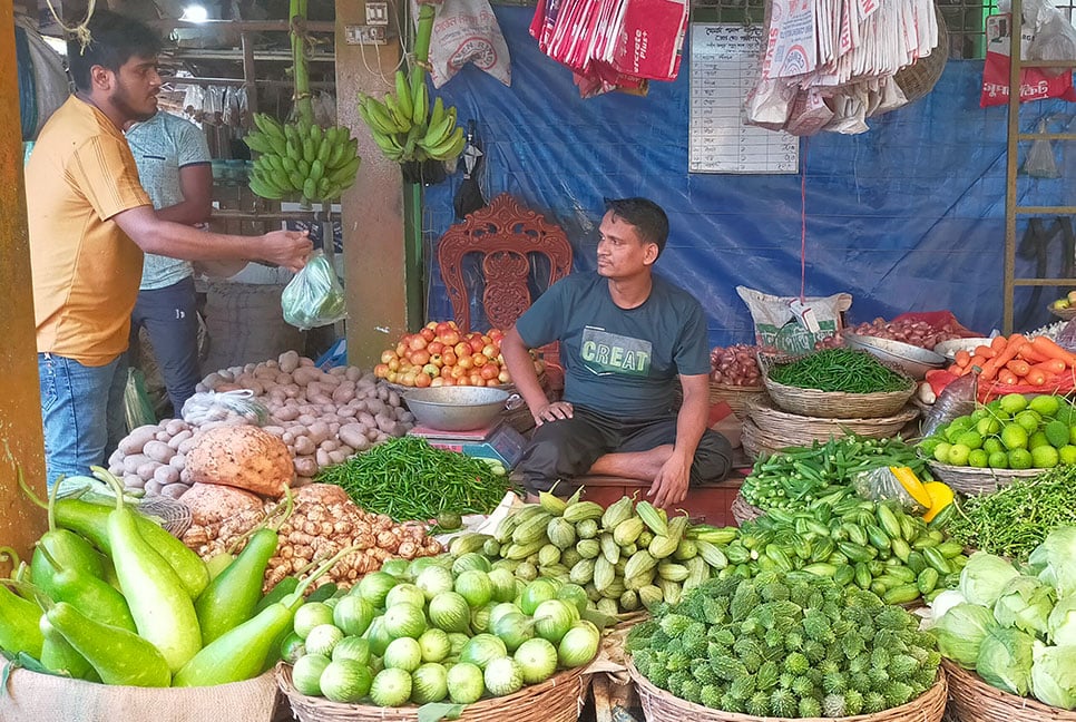 ঝিনাইদহে দাম বেড়েছে 
সবজিসহ মাছ-মাংসের 