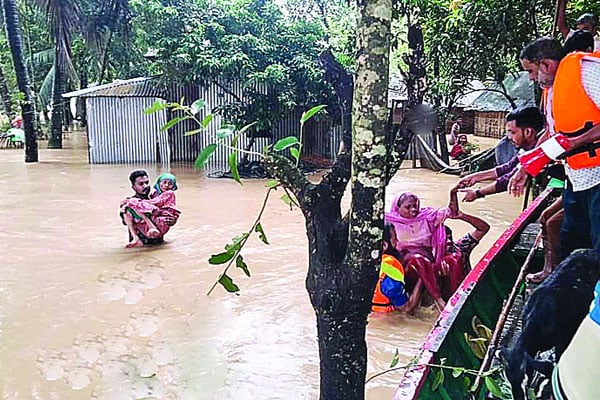 হঠাৎ ভয়ংকর বন্যা চার মৃত্যু