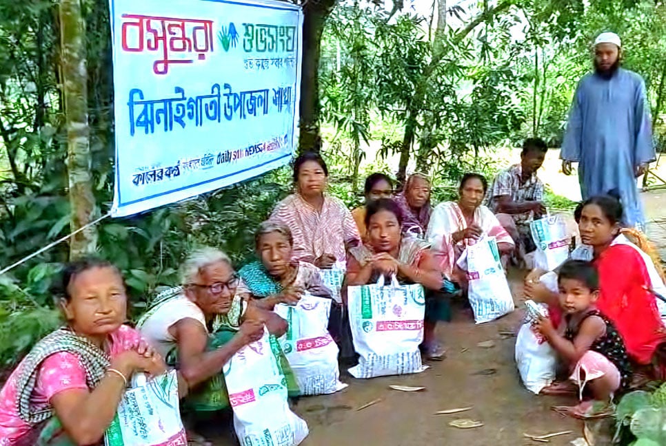 শেরপুরে বন্যার্ত পরিবারের মাঝে বসুন্ধরা শুভসংঘের খাদ্যসামগ্রী বিতরণ