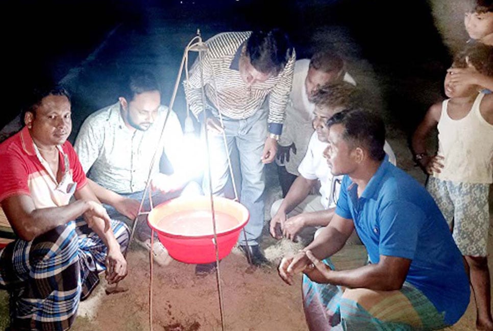 কৃষকদের কাছে জনপ্রিয় হচ্ছে “আলোক ফাঁদ”