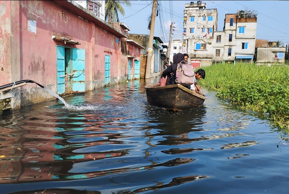 বৃষ্টি হলেই তলিয়ে যায় ফতুল্লা, দুর্গন্ধে দুর্ভোগ চরমে