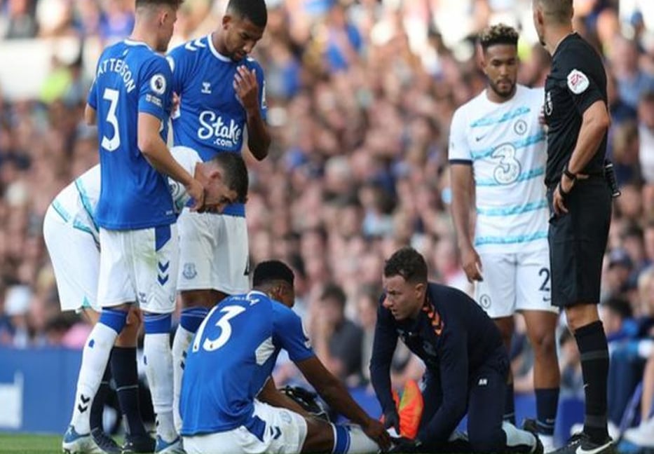 Everton defender Mina faces 8 weeks out