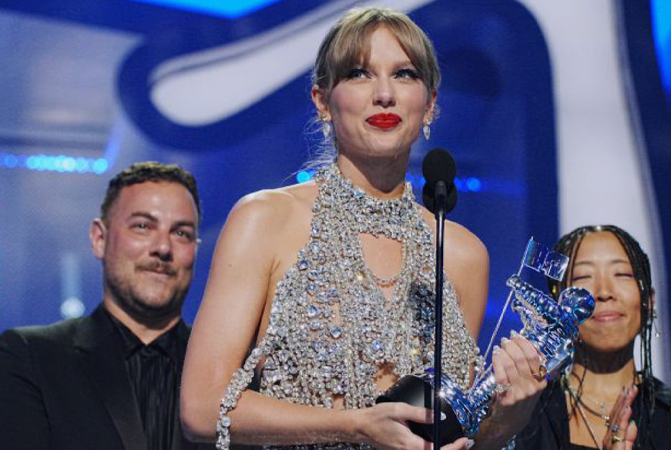 Taylor Swift wins big at VMAs 2022
