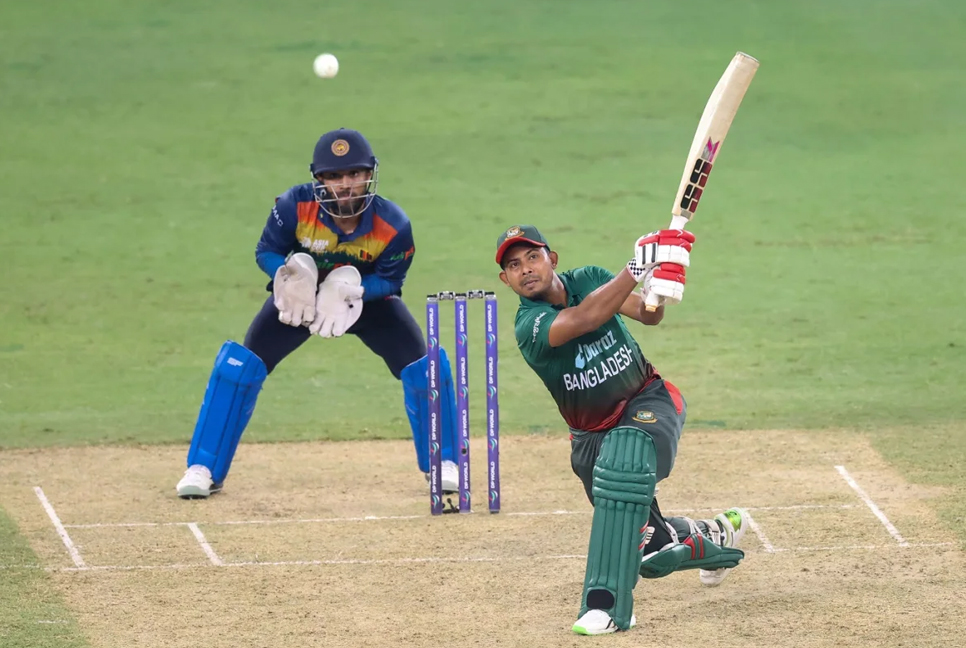 Lankans start batting targeting 184 against tigers  