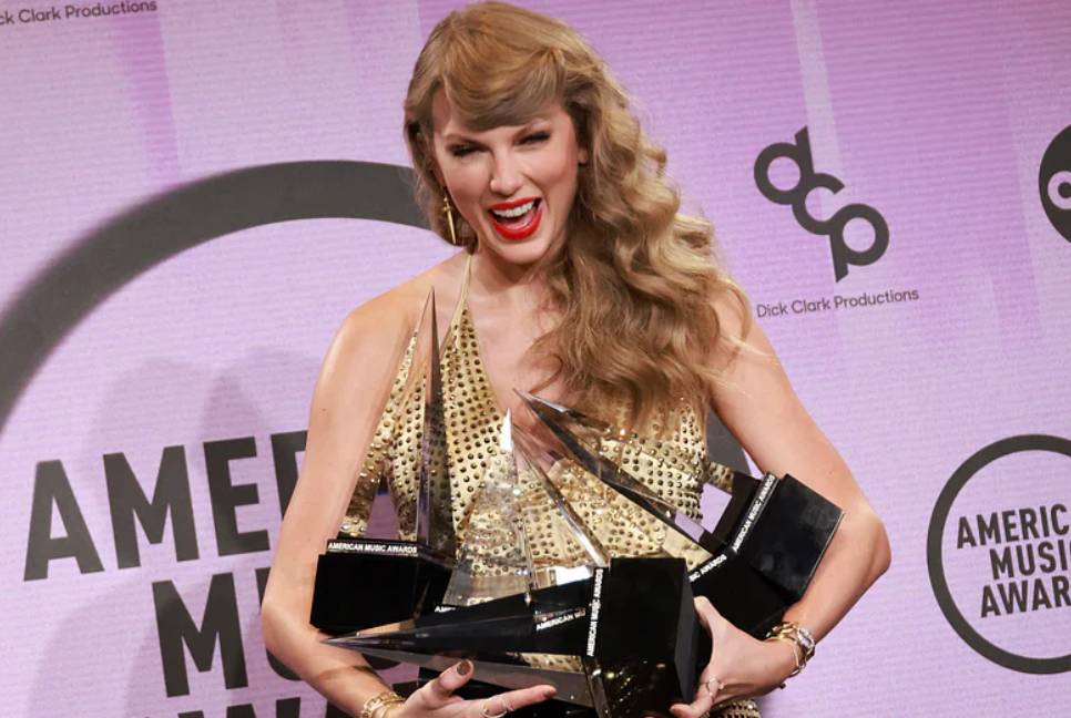 American Music Awards: Taylor Swift wins top trophy