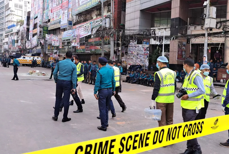 CID’s bomb disposal unit in front of BNP office