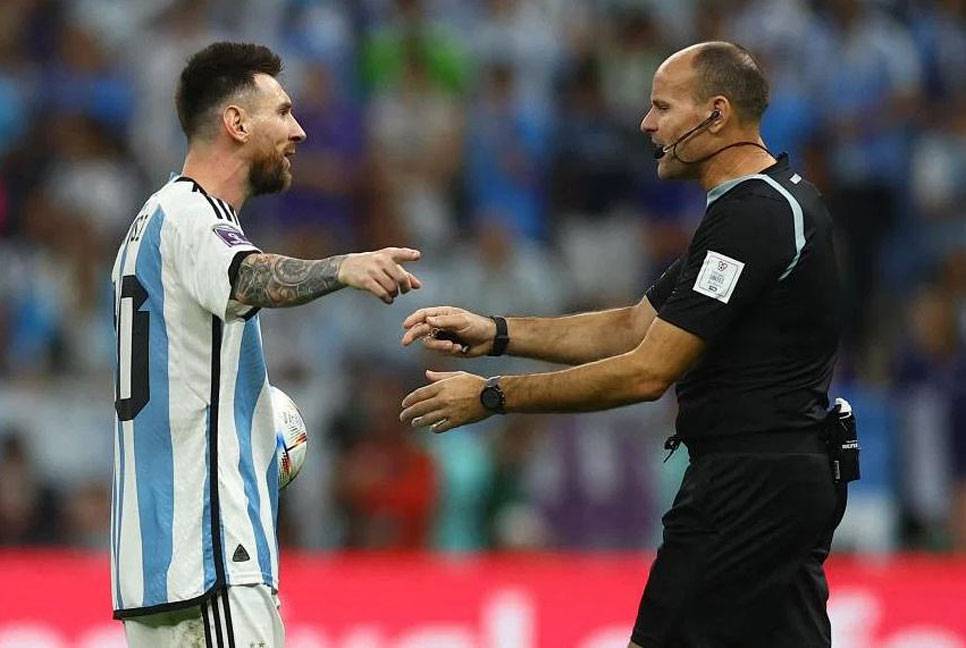 Messi slams referee