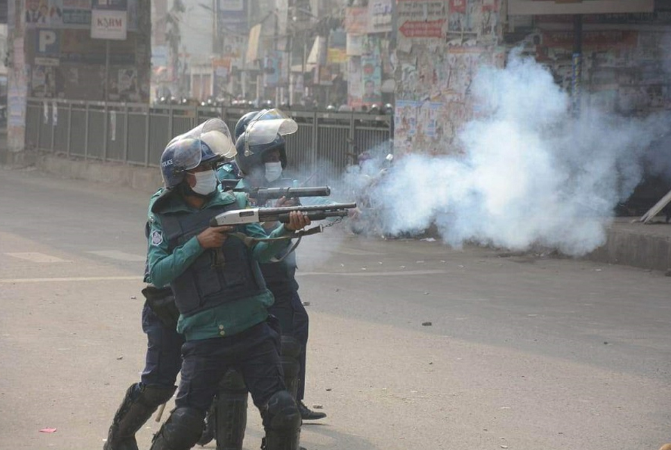 Jamaat, Shibir men clash with police over holding mass procession in city