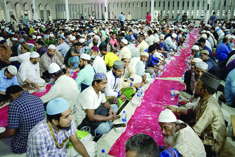 Bashundhara arranges iftar at Baitul Mukarram for 2,000 Muslims daily
