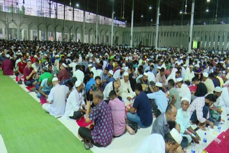 Bashundhara hosts iftar for thousands of devotees at Baitul Mukarram