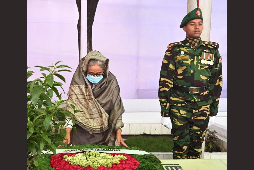 PM pays homage to August 15 martyrs at Banani graveyard