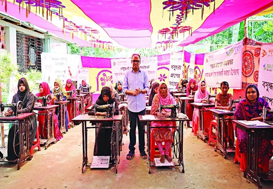 Bashundhara Group provides support to make poor village women self-reliant 