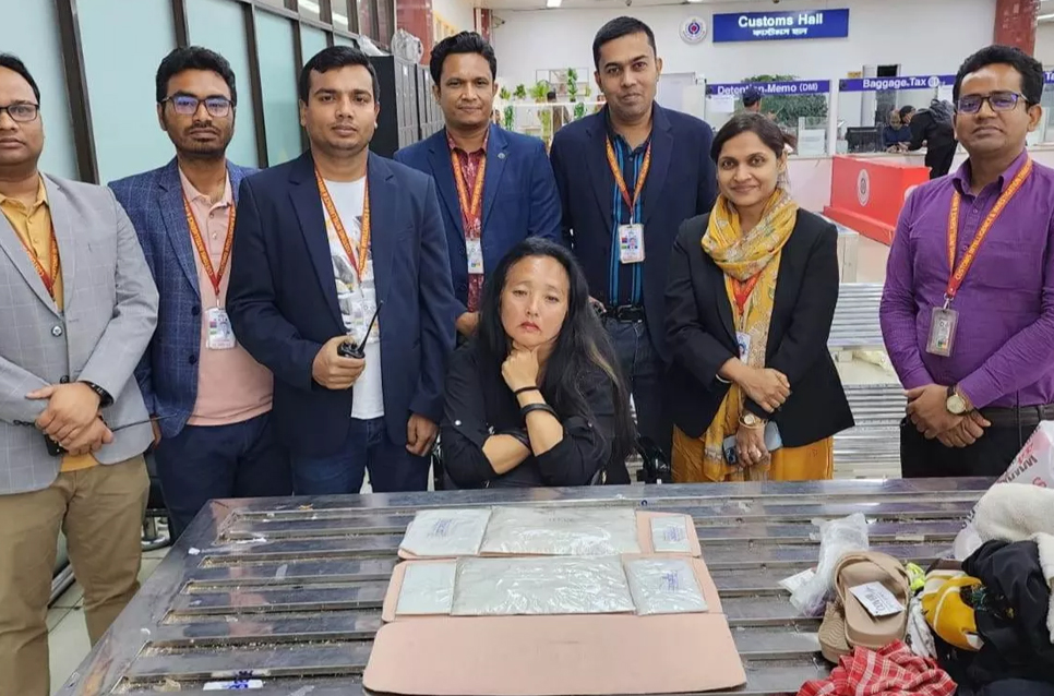 Indian woman held with 1800 grams cocaine at Dhaka airport