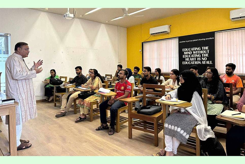 Hasan Mahmud teaches at DU despite busy life