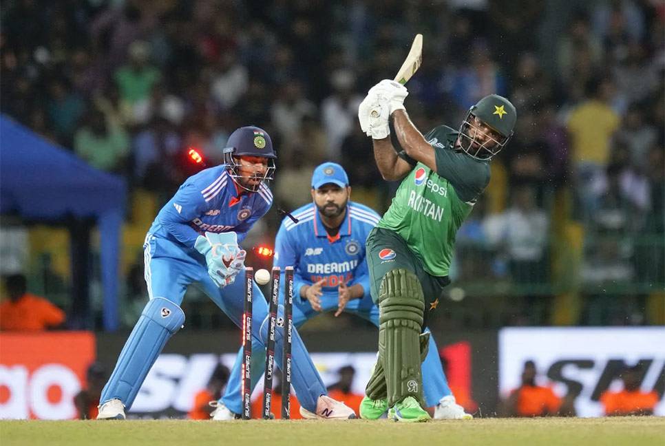 India crush Pakistan by 228 runs