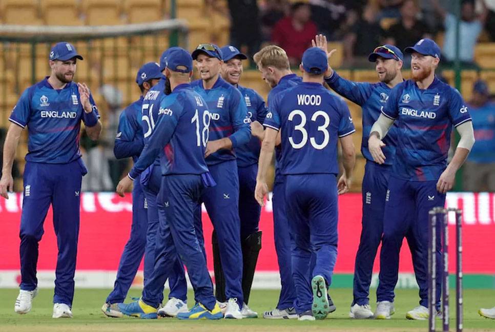 India lost 3 wickets against England