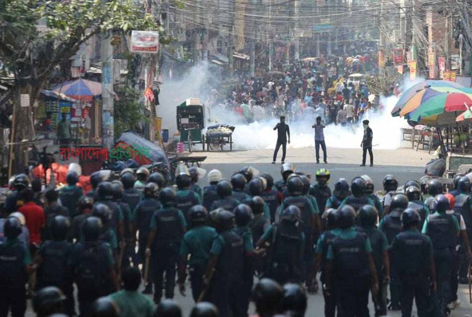 Police disperse RMG workers in Mirpur
