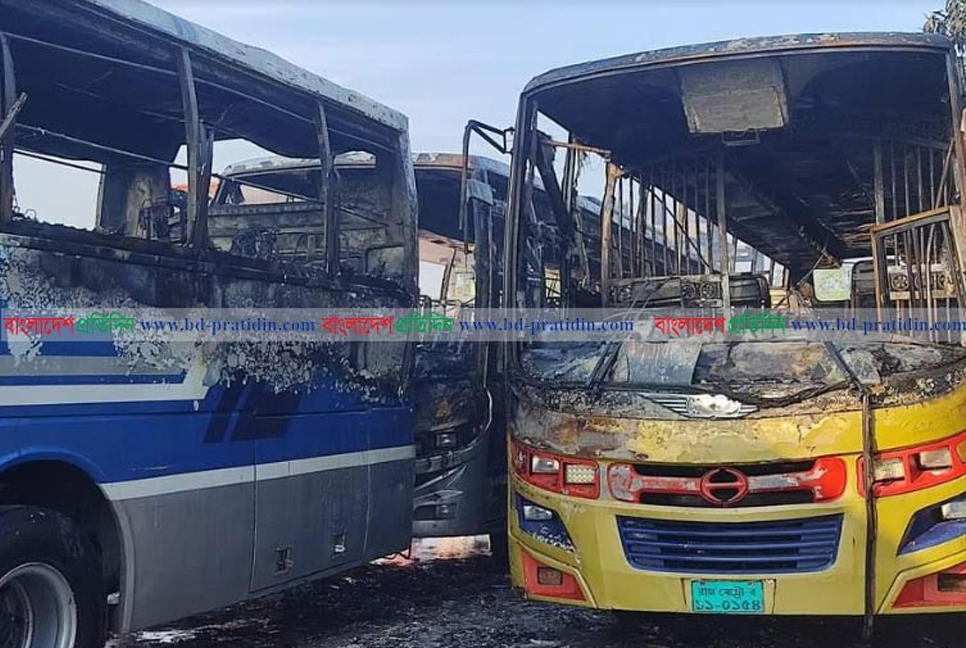 Miscreants set fire to 3 buses in Natore