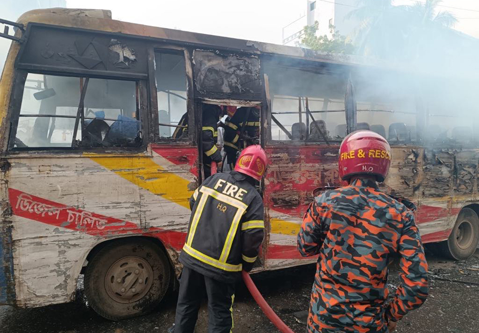 Passenger bus torched in city’s Gulistan