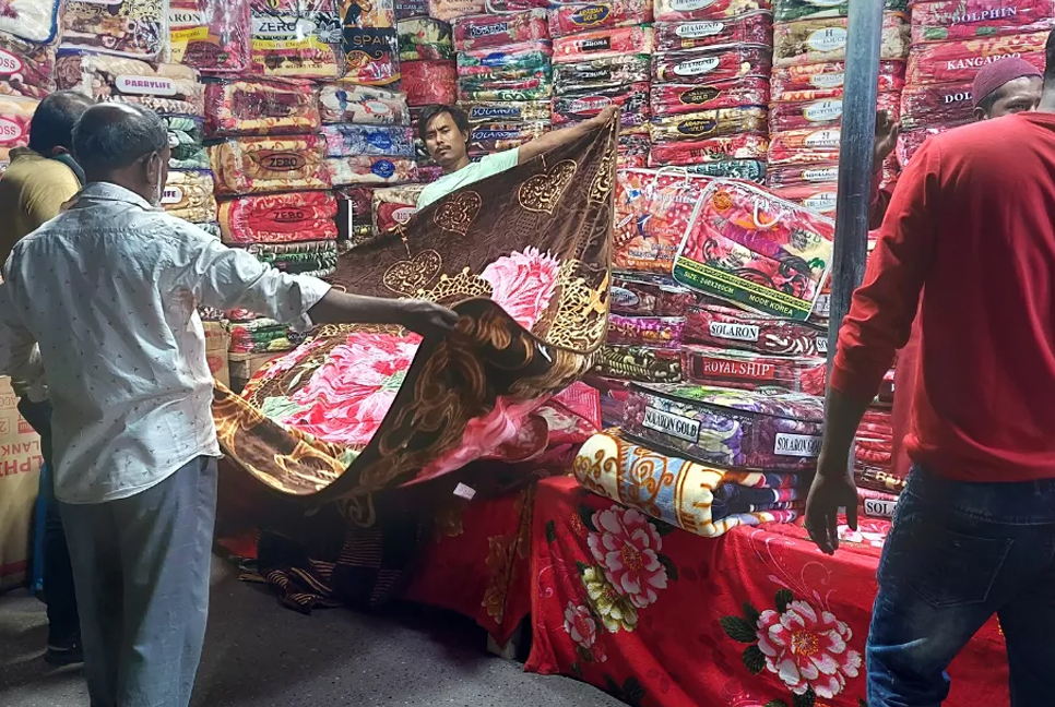 Sale of warm clothes on rise in Dhaka’s makeshift shops as winter arrives
