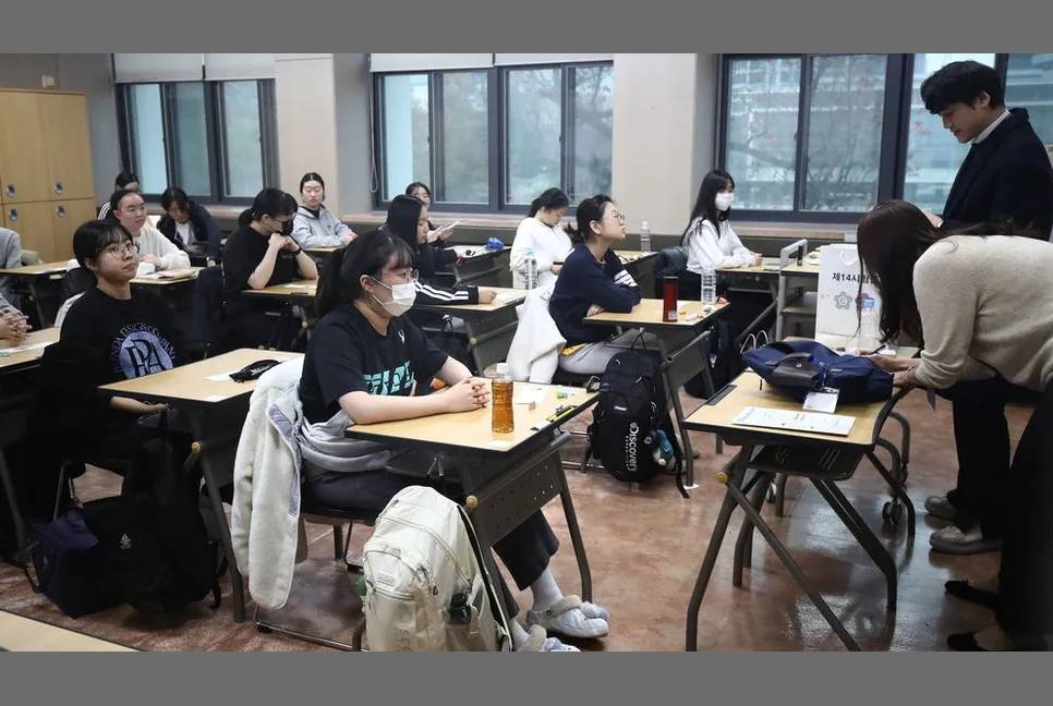 Korean students sue after teacher ends exam 90 seconds early