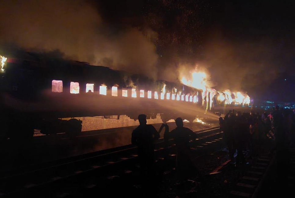 Miscreants set fire on train in Dhaka’s Gopibagh