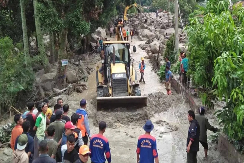 10 dead, 10 missing as floods, landslide struck Indonesia

