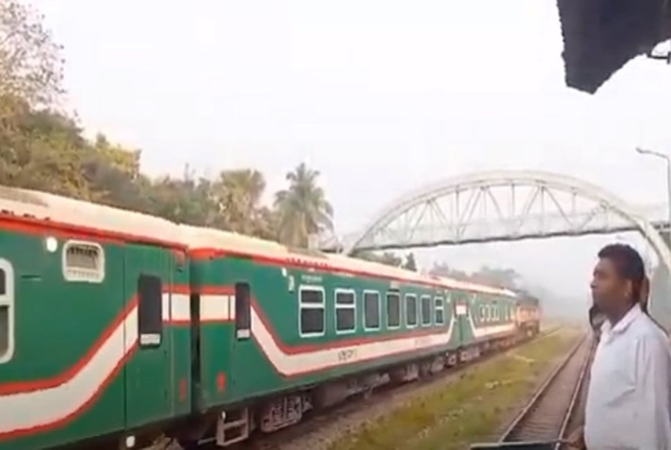 Train operation resumes 14 hours after Bijoy Express derailed in Cumilla