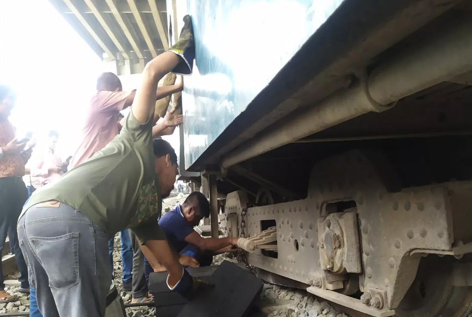 Train movement resumes after 2hrs of derailment 