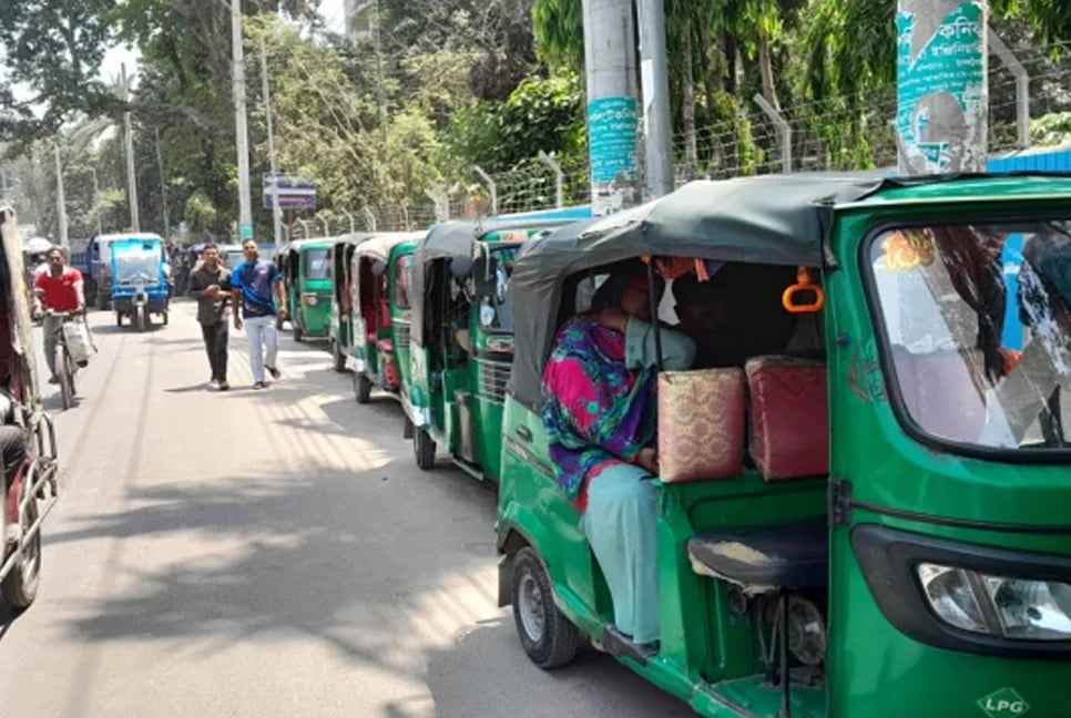 Illegal CNG-powered auto-rickshaws flourish despite ban
