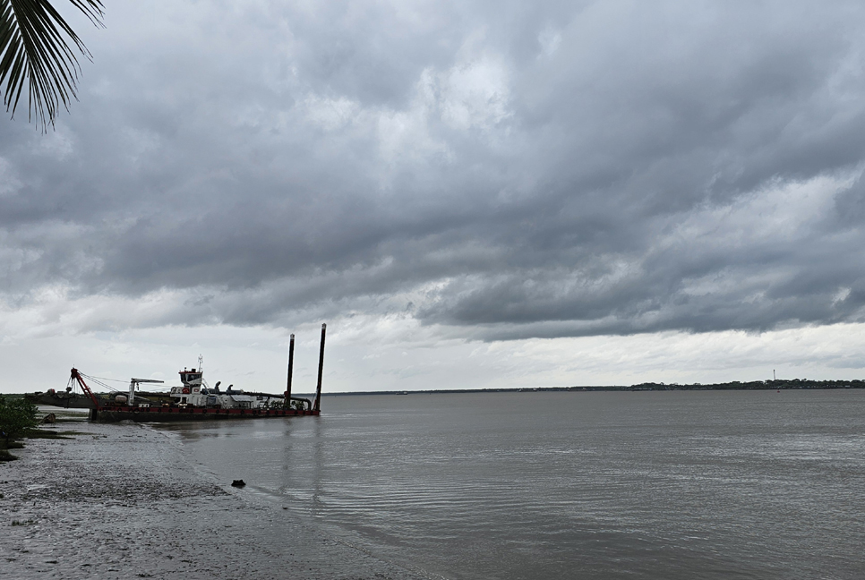 Massive evacuation underway as sever cyclone 'Remal' approaches