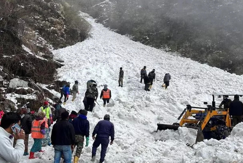 Heavy rain, landslides kill 6 in Sikkim, 2,000 tourists stranded