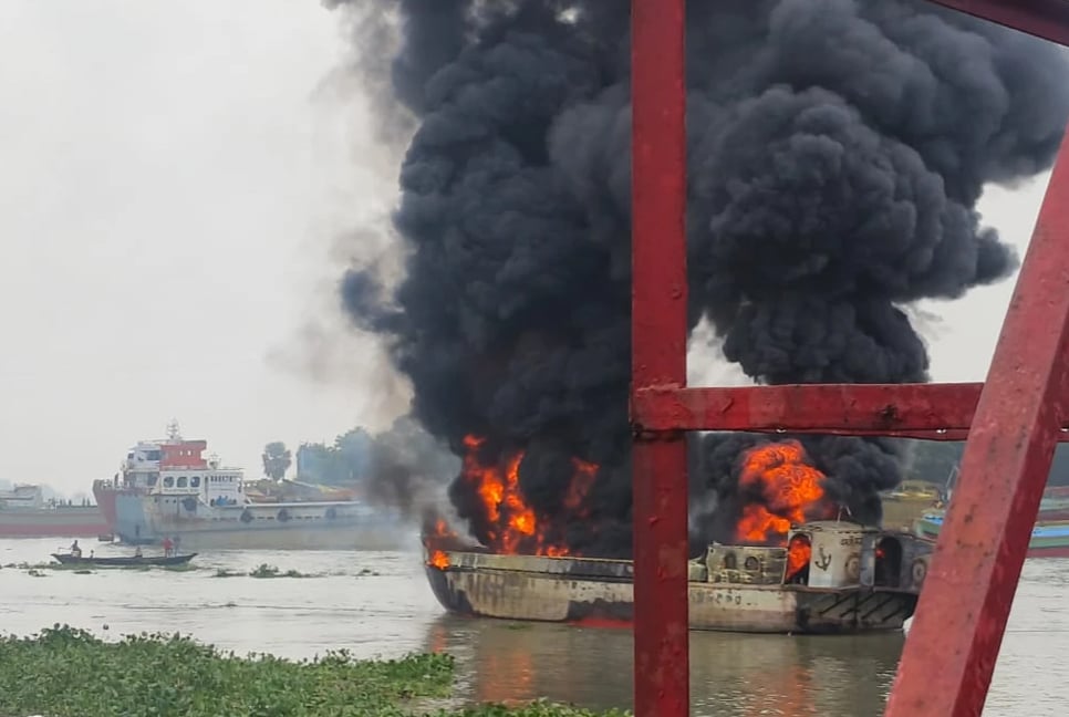 Fire breaks out in oil-carrying vessel in Buriganga