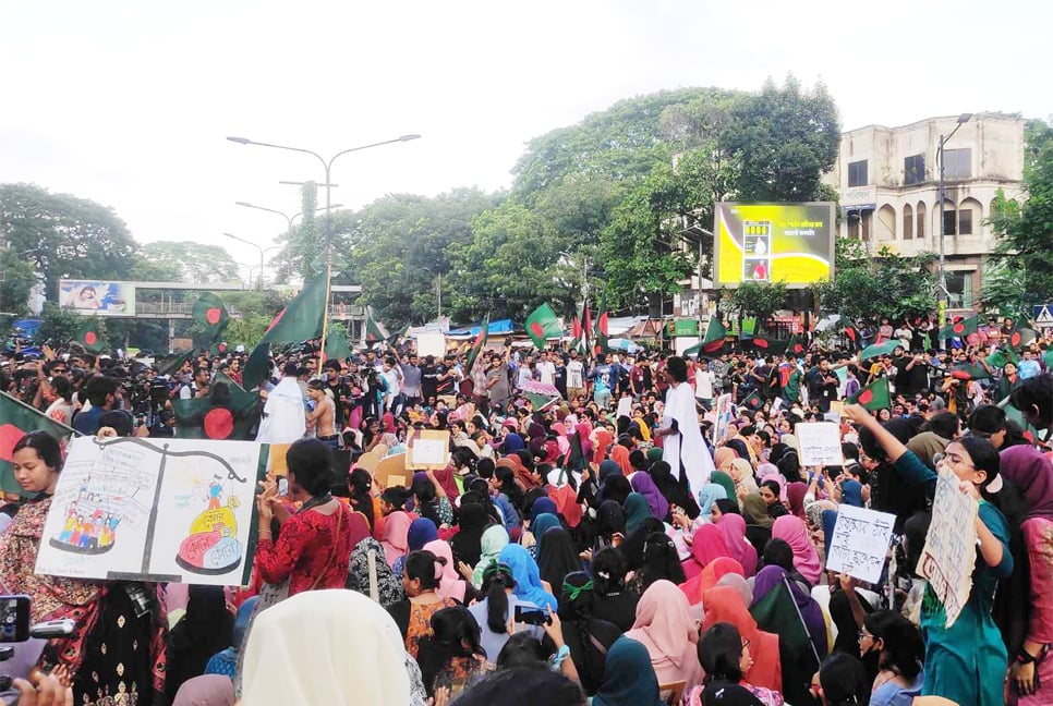 Students, job seekers block Shahbagh demanding cancellation of quota system in public jobs
