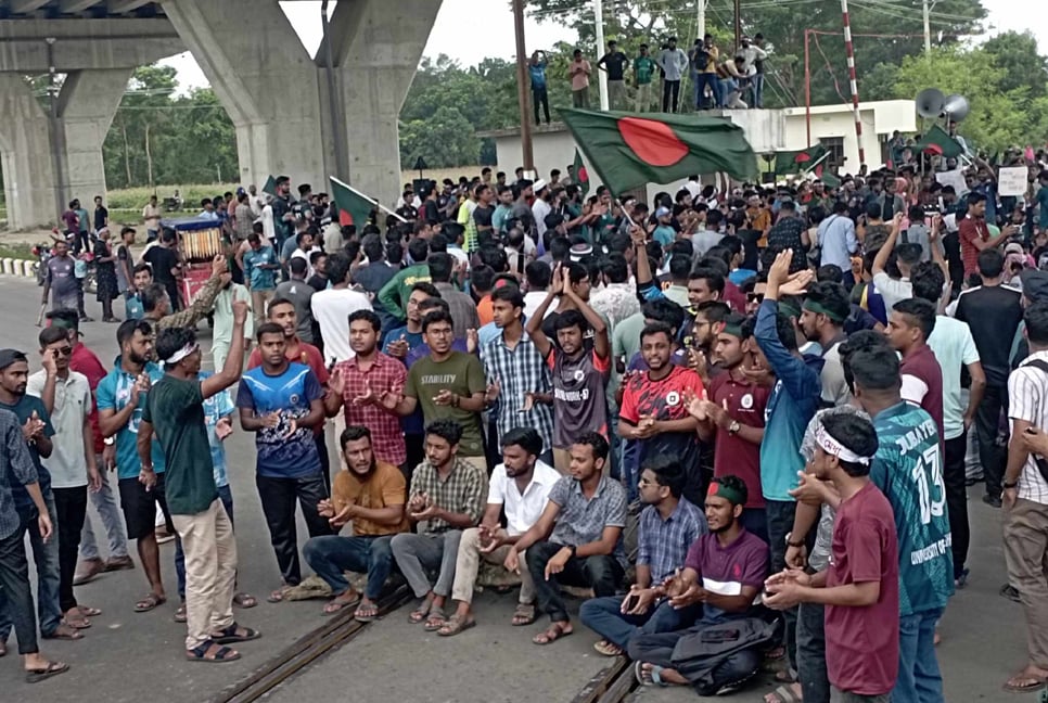 Quota reform movement: Roads-railways blocked by RU students