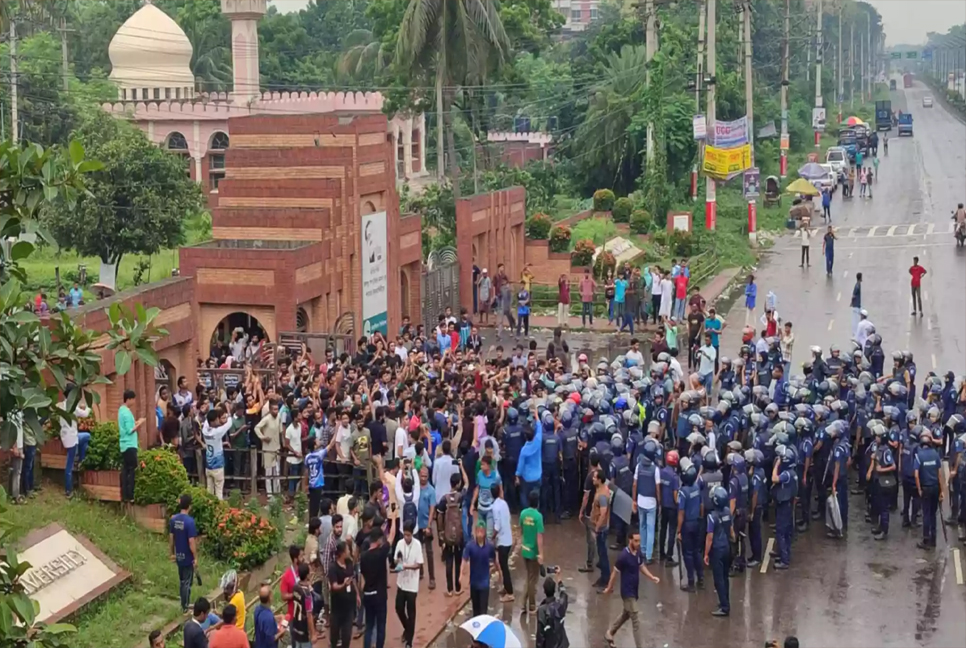 Bangla blockade: Long tailback on Dhaka-Aricha highway