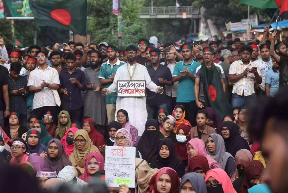Quota reform: Students again block Shahbagh intersection