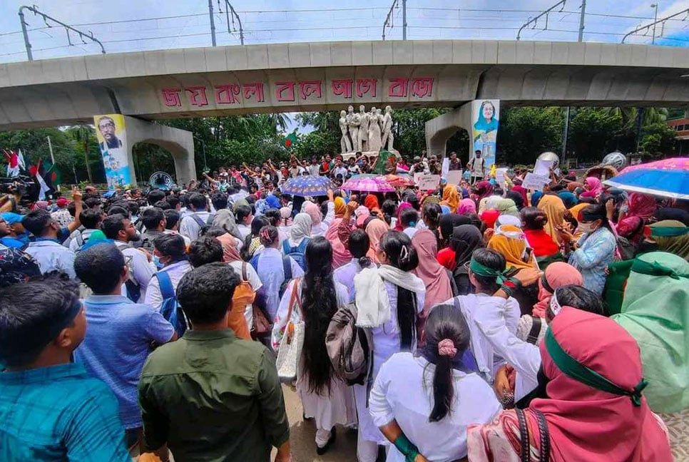 Quota reform protest: Students start gathering at Raju Sculpture in DU 