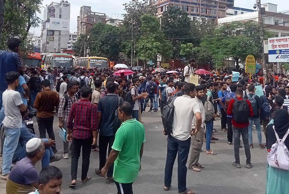 NSU, UIU, BracU, IUB students block major roads in Dhaka