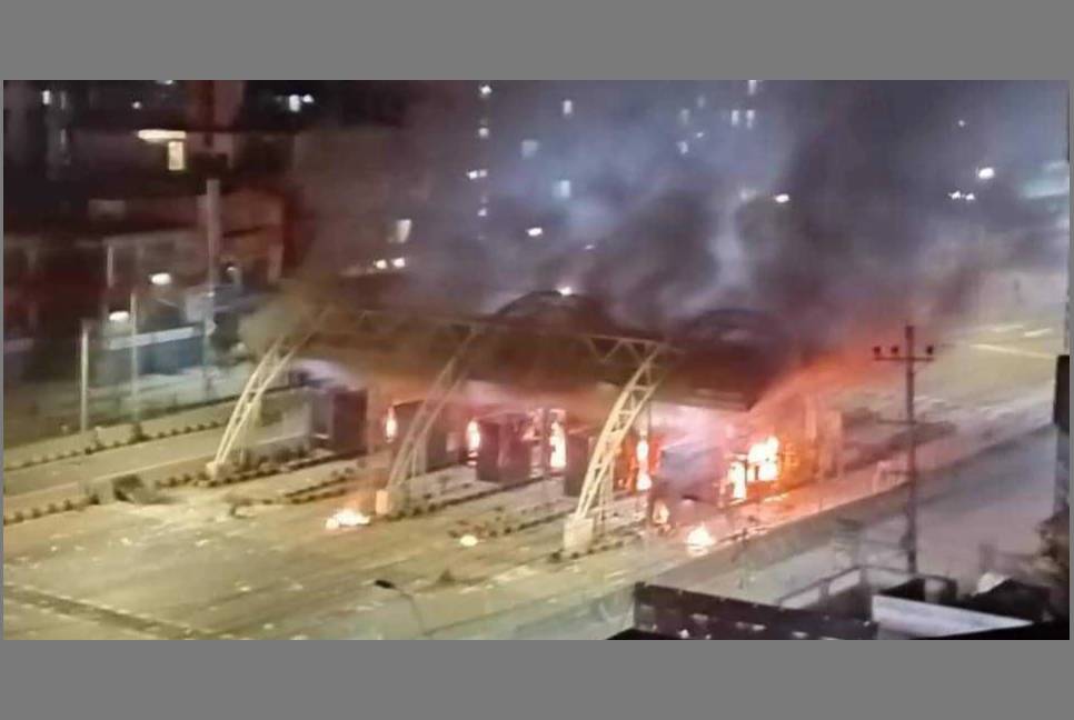 Clashes in Jatrabari leave multiple injured; Hanif Flyover toll plaza set on fire